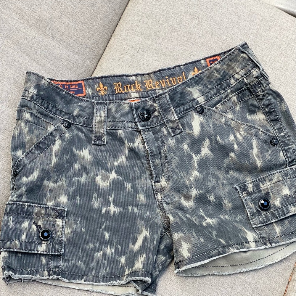 Rock Revival cameo shorts size 28